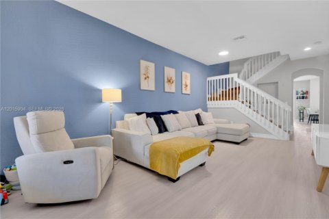 Townhouse in Coconut Creek, Florida 3 bedrooms, 175.4 sq.m. № 2275871 - photo 6