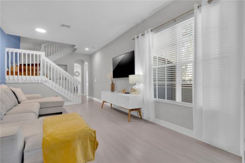 Townhouse in Coconut Creek, Florida 3 bedrooms, 175.4 sq.m. № 2275871 - photo 7