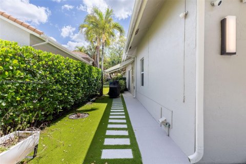 House in Pompano Beach, Florida 4 bedrooms, 249.35 sq.m. № 1739784 - photo 18
