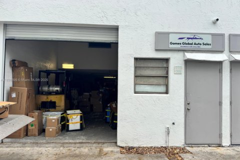 Commercial property in Pompano Beach, Florida № 1821642 - photo 1