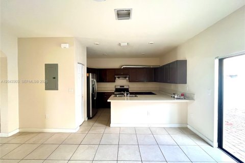 Touwnhouse à louer à Hialeah, Floride: 3 chambres, 154.96 m2 № 2184881 - photo 6