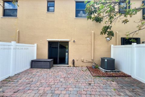 Touwnhouse à louer à Hialeah, Floride: 3 chambres, 154.96 m2 № 2184881 - photo 19