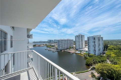 Condominio en alquiler en Aventura, Florida, 2 dormitorios, 113.34 m2 № 1924314 - foto 1