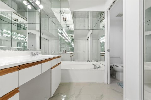 Condominio en venta en Aventura, Florida, 2 dormitorios, 109.72 m2 № 2154778 - foto 20