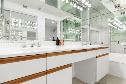 Condominio en venta en Aventura, Florida, 2 dormitorios, 109.72 m2 № 2154778 - foto 19