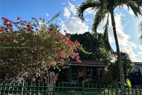 House in Hialeah, Florida 3 bedrooms, 141.21 sq.m. № 1994340 - photo 1