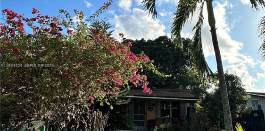 House in Hialeah, Florida 3 bedrooms, 141.21 sq.m. № 1994340