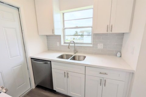Condo in Pompano Beach, Florida, 2 bedrooms  № 2081793 - photo 12