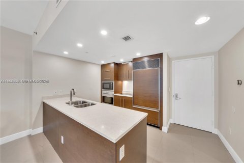 Condo in Miami, Florida, 1 bedroom  № 2024428 - photo 10