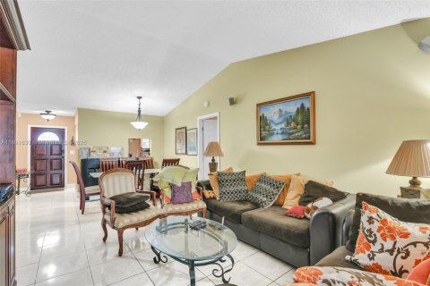 Villa ou maison à vendre à Miami, Floride: 3 chambres, 112.6 m2 № 2021783 - photo 3