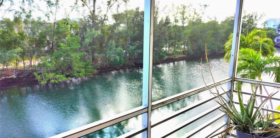 Condominio en North Miami Beach, Florida, 2 dormitorios № 1861498