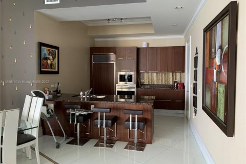 Condominio en alquiler en Sunny Isles Beach, Florida, 2 dormitorios, 182.27 m2 № 1777840 - foto 1