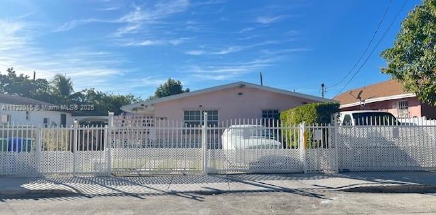 Commercial property in Miami, Florida № 1859899