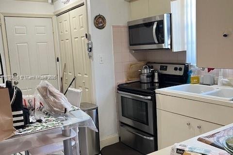 Commercial property in Miami, Florida № 1859899 - photo 10