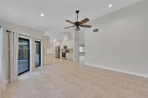Снять в аренду виллу или дом в Корал-Спрингс, Флорида 5 спален, 263.29м2, № 1977087 - фото 9