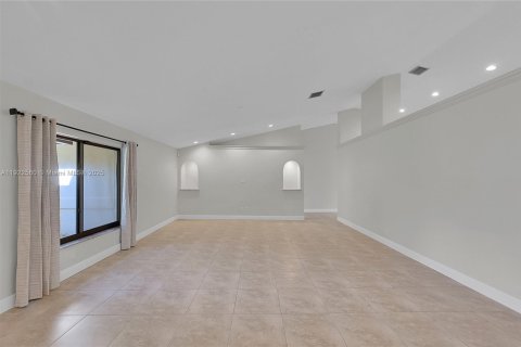 Снять в аренду виллу или дом в Корал-Спрингс, Флорида 5 спален, 263.29м2, № 1977087 - фото 5