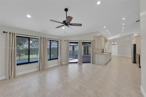 Снять в аренду виллу или дом в Корал-Спрингс, Флорида 5 спален, 263.29м2, № 1977087 - фото 10