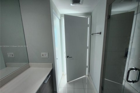 Condo in Miami, Florida, 2 bedrooms  № 1744045 - photo 5