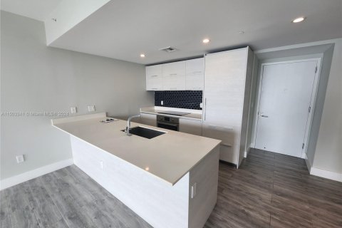 Condo in Miami, Florida, 2 bedrooms  № 1744045 - photo 2