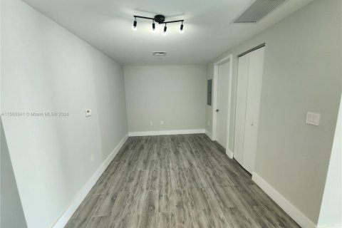 Condo in Miami, Florida, 2 bedrooms  № 1744045 - photo 3