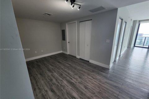 Condo in Miami, Florida, 2 bedrooms  № 1744045 - photo 1