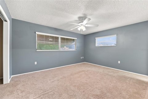 House in New Port Richey, Florida 3 bedrooms, 148.18 sq.m. № 2198858 - photo 27