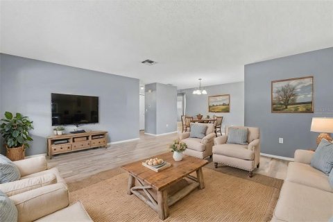 House in New Port Richey, Florida 3 bedrooms, 148.18 sq.m. № 2198858 - photo 6