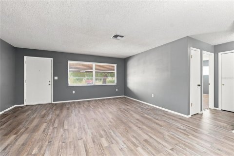 House in New Port Richey, Florida 3 bedrooms, 148.18 sq.m. № 2198858 - photo 9