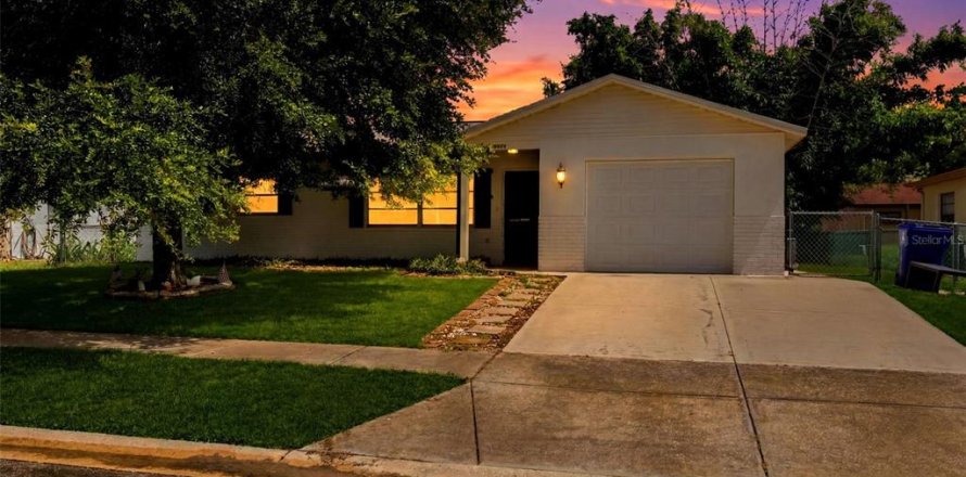 House in New Port Richey, Florida 3 bedrooms, 148.18 sq.m. № 2198858