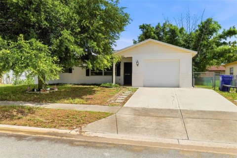 House in New Port Richey, Florida 3 bedrooms, 148.18 sq.m. № 2198858 - photo 2