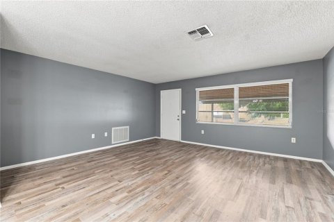 House in New Port Richey, Florida 3 bedrooms, 148.18 sq.m. № 2198858 - photo 8