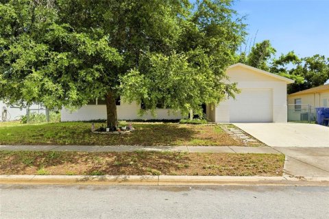 House in New Port Richey, Florida 3 bedrooms, 148.18 sq.m. № 2198858 - photo 3