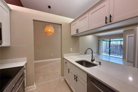 Casa en alquiler en Sunrise, Florida, 2 dormitorios, 88.63 m2 № 2009114 - foto 3