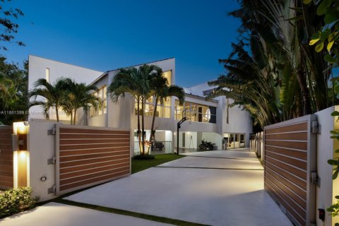 House in Coral Gables, Florida 5 bedrooms, 484.21 sq.m. № 2019431