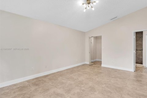 House in Pembroke Pines, Florida 3 bedrooms, 131.55 sq.m. № 2066081 - photo 11