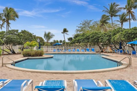 House in Pembroke Pines, Florida 3 bedrooms, 131.55 sq.m. № 2066081 - photo 29