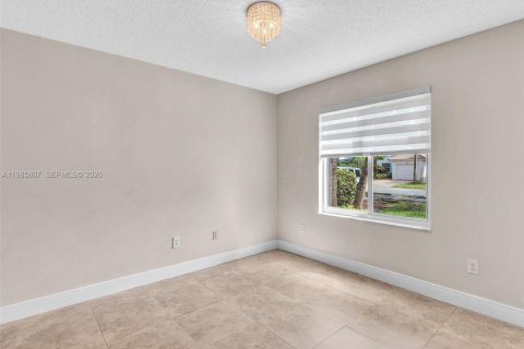 House in Pembroke Pines, Florida 3 bedrooms, 131.55 sq.m. № 2066081 - photo 9