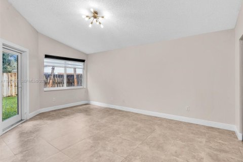 House in Pembroke Pines, Florida 3 bedrooms, 131.55 sq.m. № 2066081 - photo 13