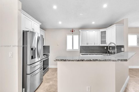 House in Pembroke Pines, Florida 3 bedrooms, 131.55 sq.m. № 2066081 - photo 4