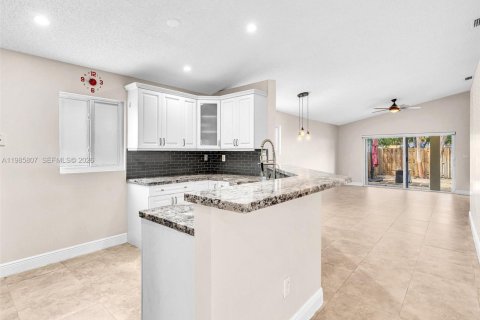 House in Pembroke Pines, Florida 3 bedrooms, 131.55 sq.m. № 2066081 - photo 5