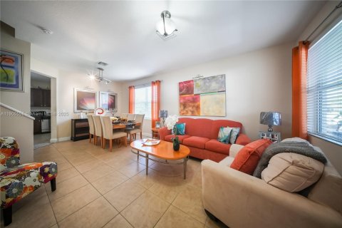 House in Homestead, Florida 5 bedrooms, 221.11 sq.m. № 1953140 - photo 2
