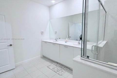 Townhouse in Miami, Florida 3 bedrooms, 157.47 sq.m. № 2044156 - photo 14