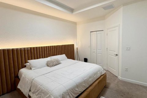 Townhouse in Miami, Florida 3 bedrooms, 157.47 sq.m. № 2044156 - photo 13