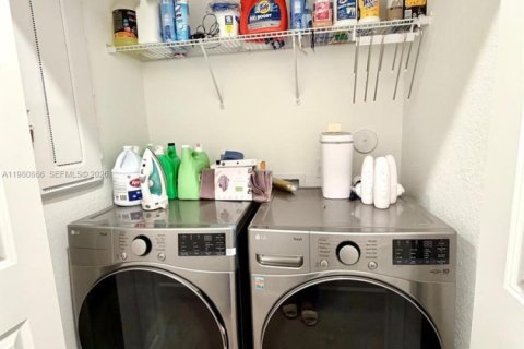 Townhouse in Miami, Florida 3 bedrooms, 157.47 sq.m. № 2044156 - photo 16