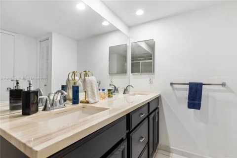 Condominio en venta en Aventura, Florida, 2 dormitorios, 91.97 m2 № 2016227 - foto 8