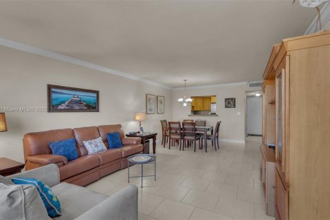 Condo in Hallandale Beach, Florida, 1 bedroom  № 1766585 - photo 17