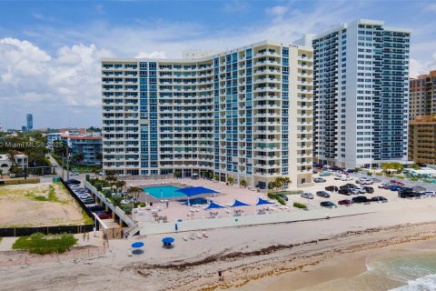 Condo in Hallandale Beach, Florida, 1 bedroom  № 1766585 - photo 1
