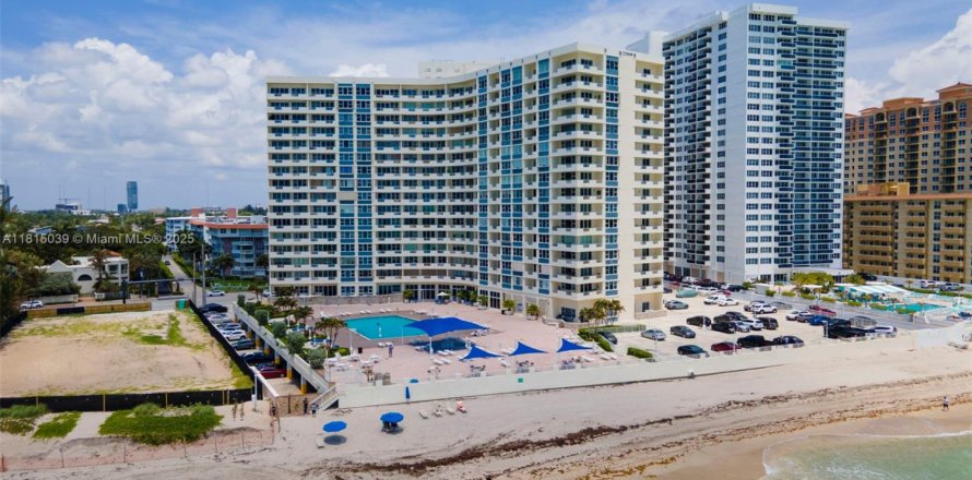 Condo in Hallandale Beach, Florida, 1 bedroom № 1766585