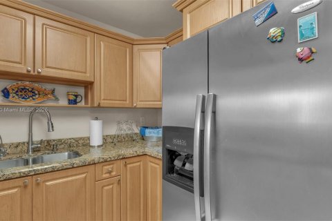 Condo in Hallandale Beach, Florida, 1 bedroom  № 1766585 - photo 12