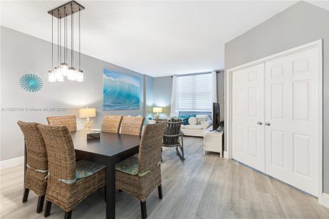 Condo in West Palm Beach, Florida, 2 bedrooms  № 1450135 - photo 4
